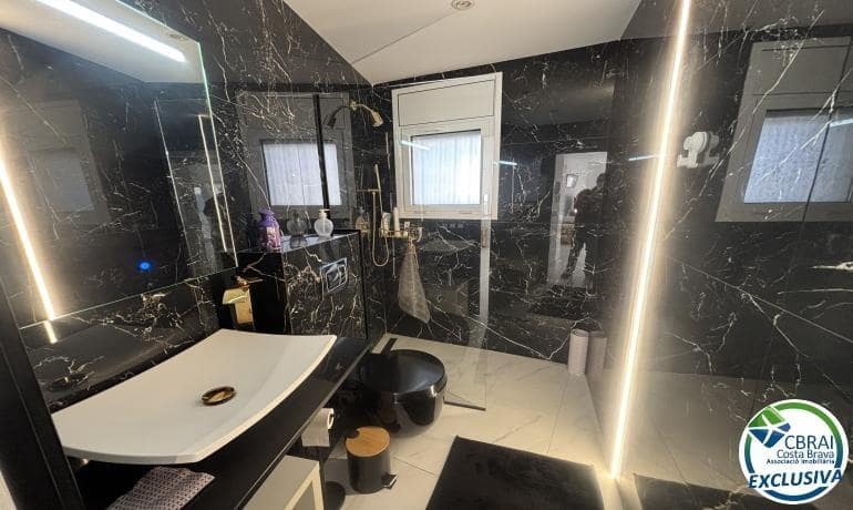 1 bedroom Apartment for sale in Roses - € 215,000 (Ref: 9520814)