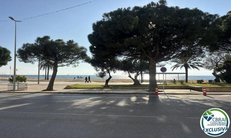 1 bedroom Apartment for sale in Roses - € 215,000 (Ref: 9520814)