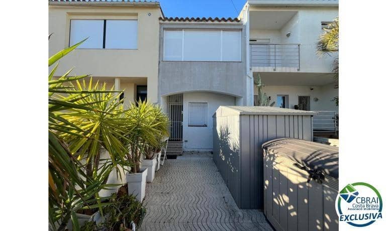 3 soverom Villa til salgs i Empuriabrava med svømmebasseng - € 595 000 (Ref: 9536767)