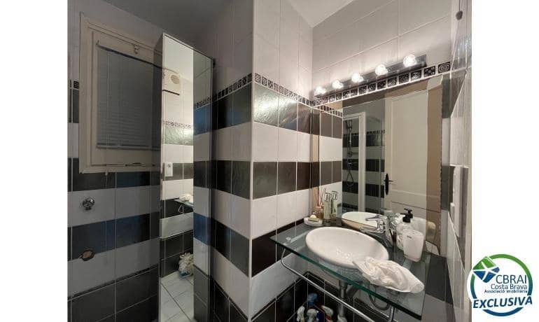 3 makuuhuone Huvila myytävänä paikassa Empuriabrava mukana uima-altaan - 595 000 € (Ref: 9536767)