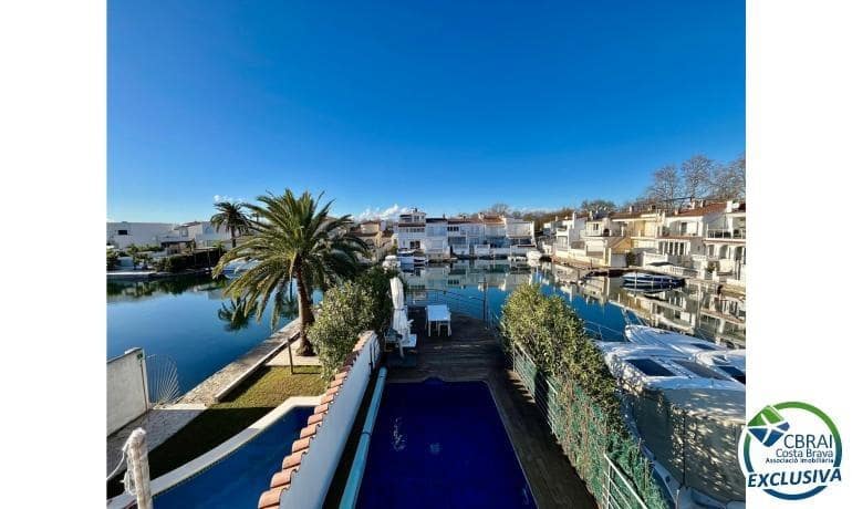 3 makuuhuone Huvila myytävänä paikassa Empuriabrava mukana uima-altaan - 595 000 € (Ref: 9536767)