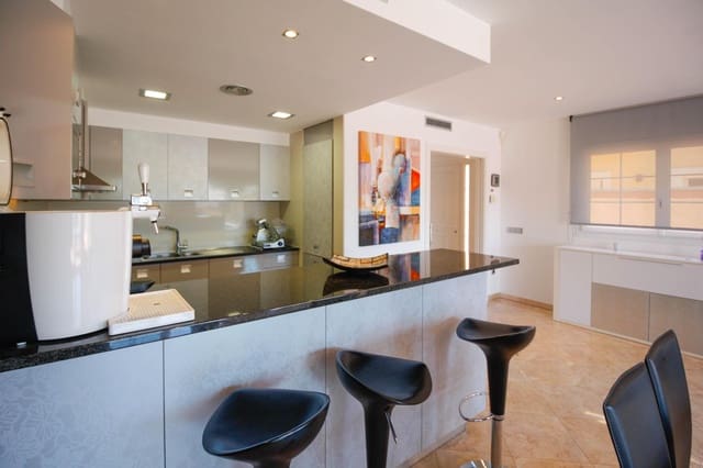 Chalet de 4 habitaciones en Empuriabrava, Castelló d'Empúries en venta con piscina garaje - 1.295.000 € (Ref: 9551303)