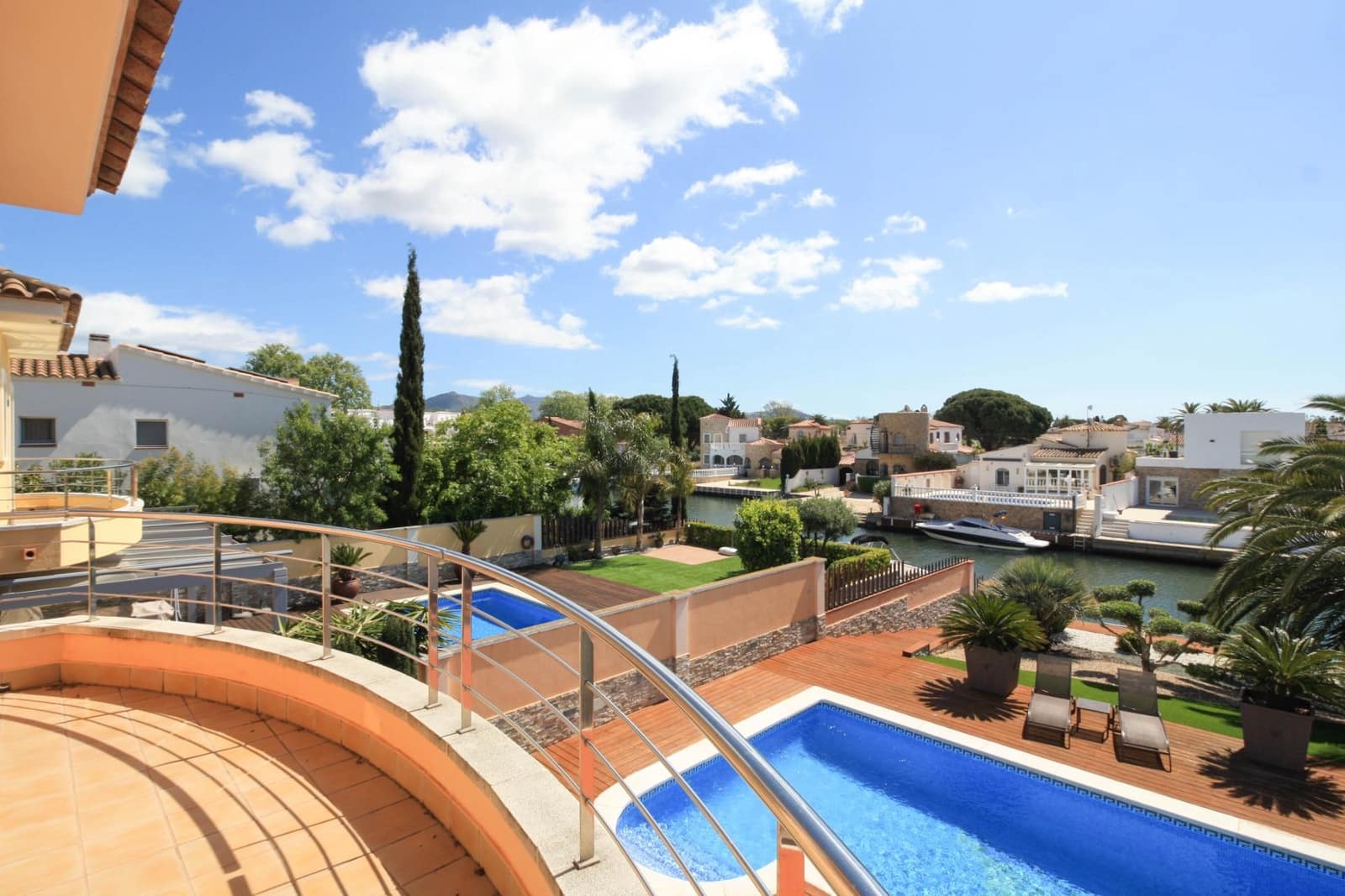Chalet de 4 habitaciones en Empuriabrava en venta con piscina garaje - 1.295.000 € (Ref: 9551303)