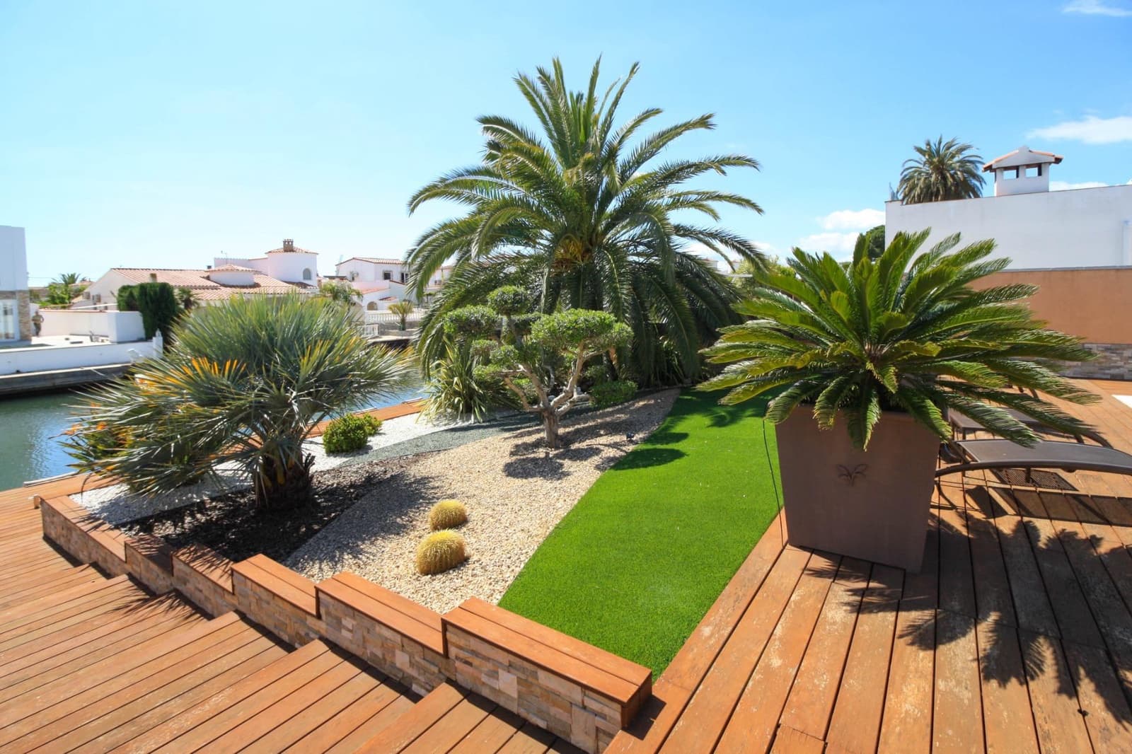 Chalet de 4 habitaciones en Empuriabrava en venta con piscina garaje - 1.295.000 € (Ref: 9551303)