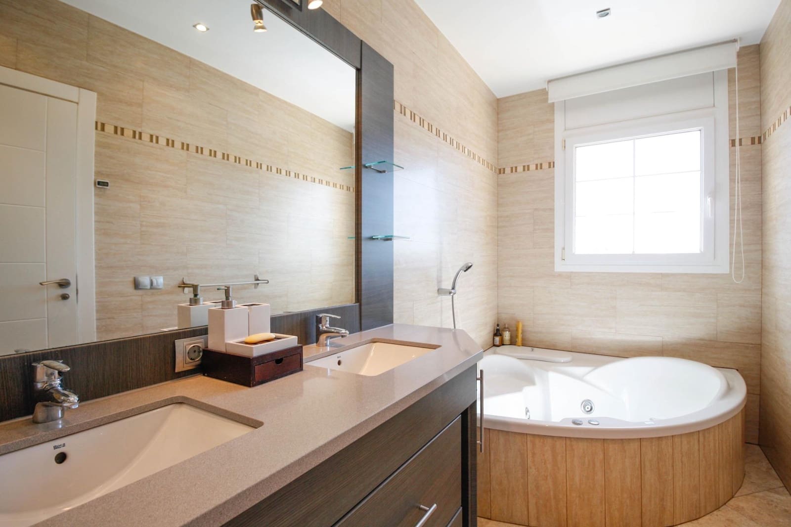 Chalet de 4 habitaciones en Empuriabrava en venta con piscina garaje - 1.295.000 € (Ref: 9551303)