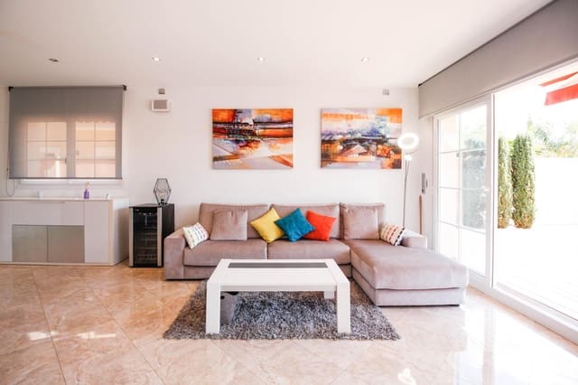 Chalet de 4 habitaciones en Empuriabrava, Castelló d'Empúries en venta con piscina garaje - 1.295.000 € (Ref: 9551303)