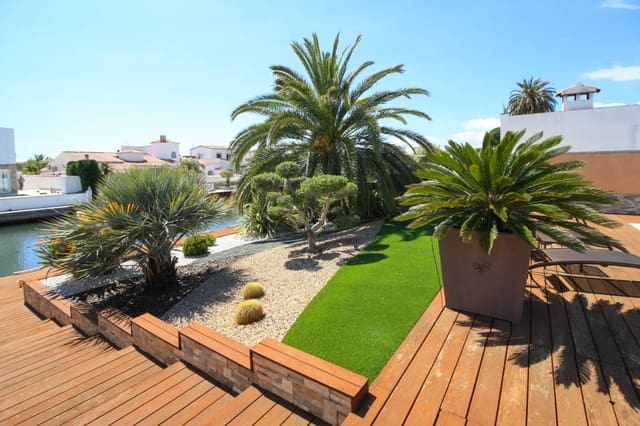 Chalet de 4 habitaciones en Empuriabrava, Castelló d'Empúries en venta con piscina garaje - 1.295.000 € (Ref: 9551303)