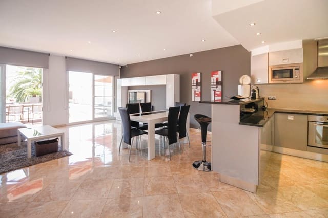 Chalet de 4 habitaciones en Empuriabrava, Castelló d'Empúries en venta con piscina garaje - 1.295.000 € (Ref: 9551303)