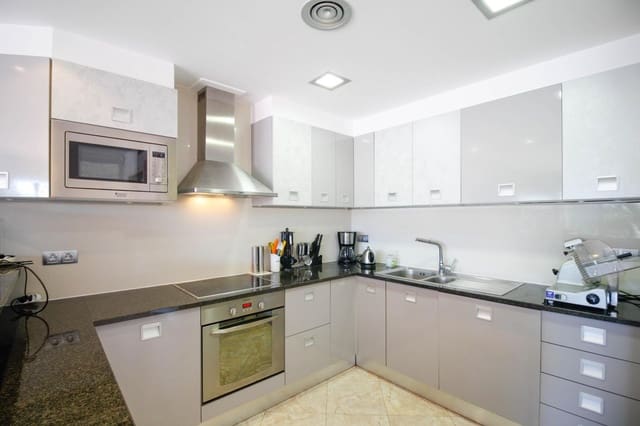 Chalet de 4 habitaciones en Empuriabrava, Castelló d'Empúries en venta con piscina garaje - 1.295.000 € (Ref: 9551303)