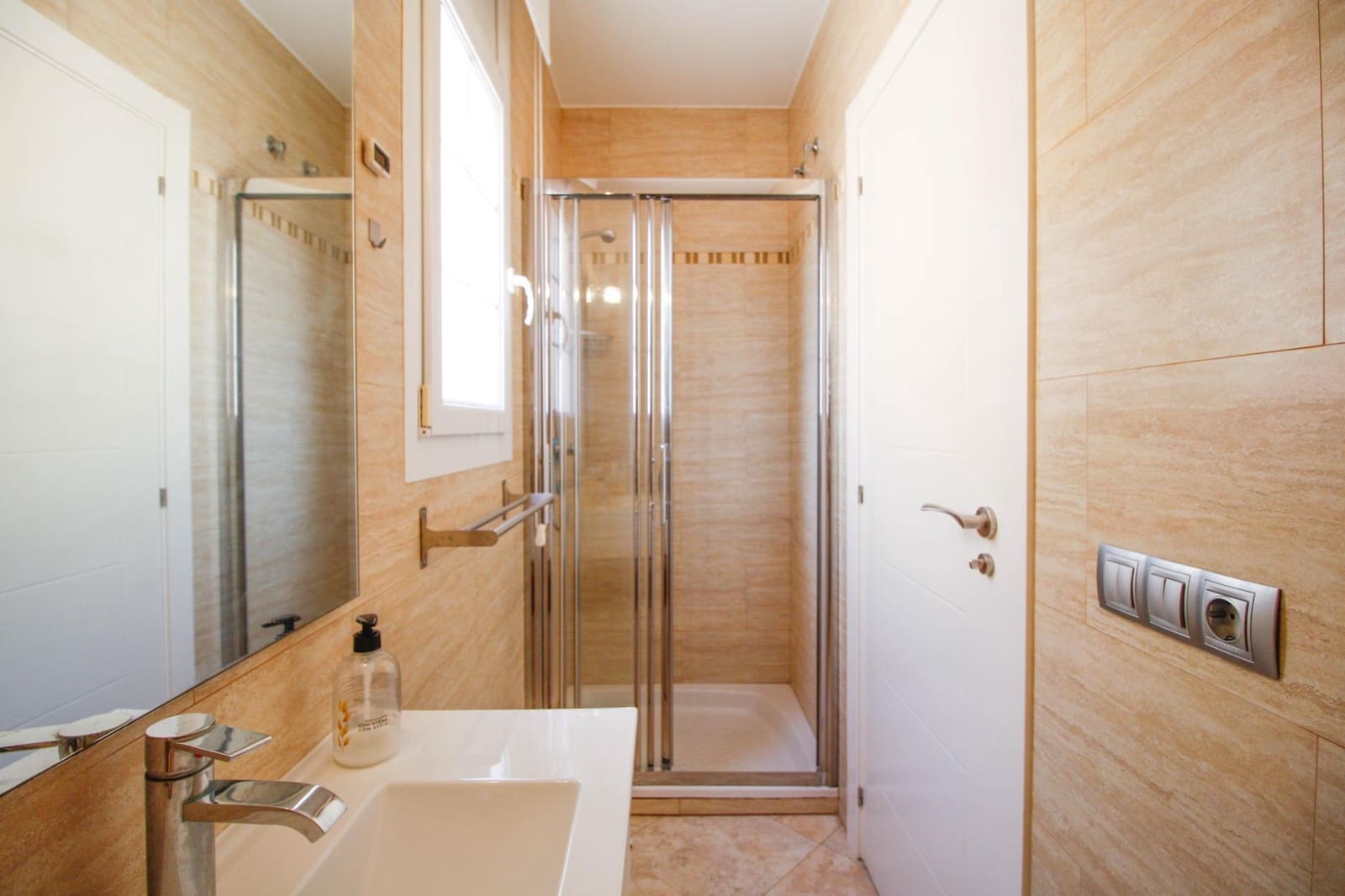 Chalet de 4 habitaciones en Empuriabrava en venta con piscina garaje - 1.295.000 € (Ref: 9551303)