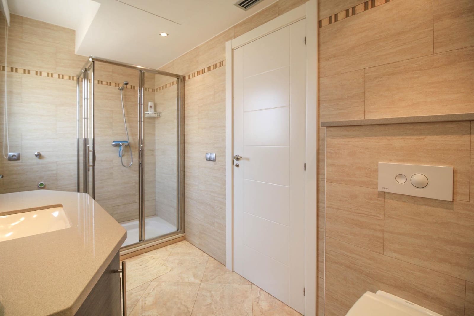 Chalet de 4 habitaciones en Empuriabrava en venta con piscina garaje - 1.295.000 € (Ref: 9551303)