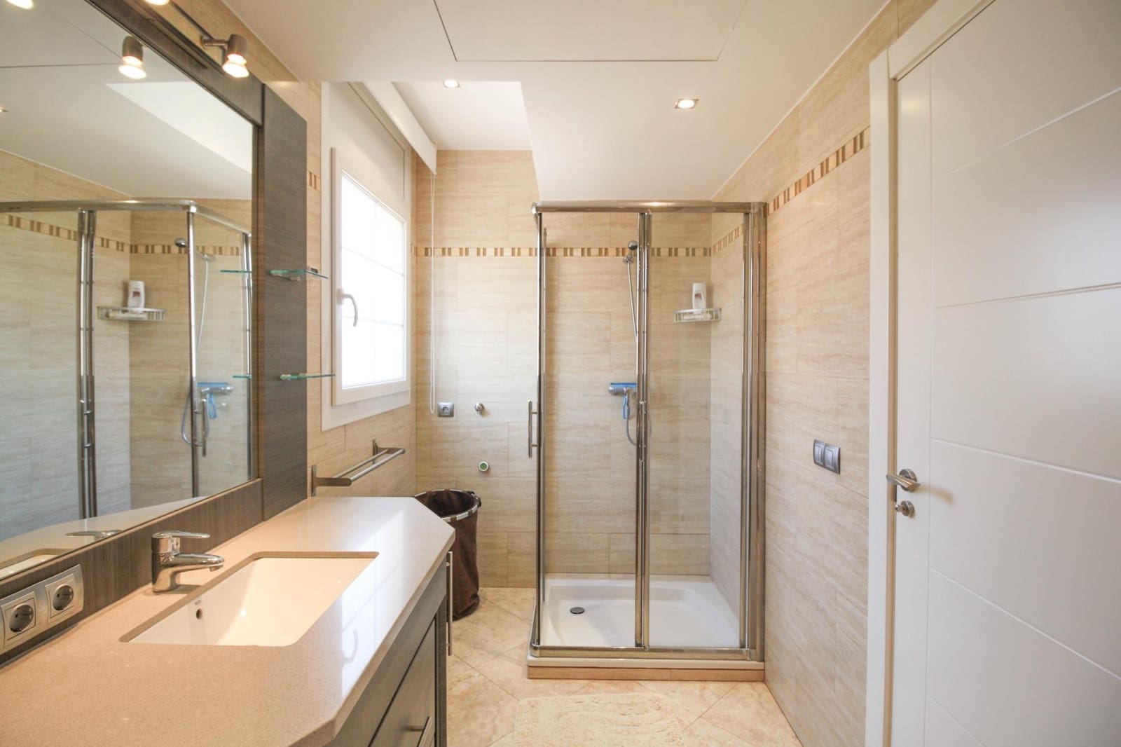 Chalet de 4 habitaciones en Empuriabrava en venta con piscina garaje - 1.295.000 € (Ref: 9551303)