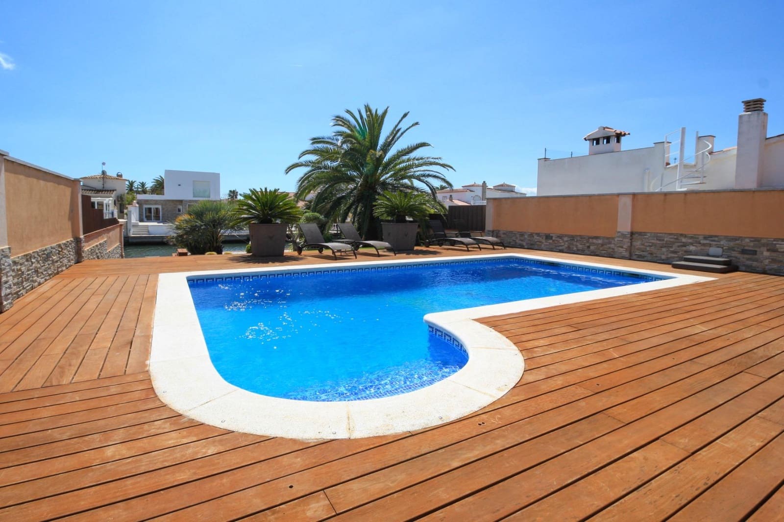 Chalet de 4 habitaciones en Empuriabrava en venta con piscina garaje - 1.295.000 € (Ref: 9551303)