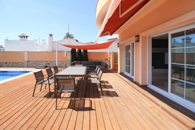 Chalet de 4 habitaciones en Empuriabrava, Castelló d'Empúries en venta con piscina garaje - 1.295.000 € (Ref: 9551303)