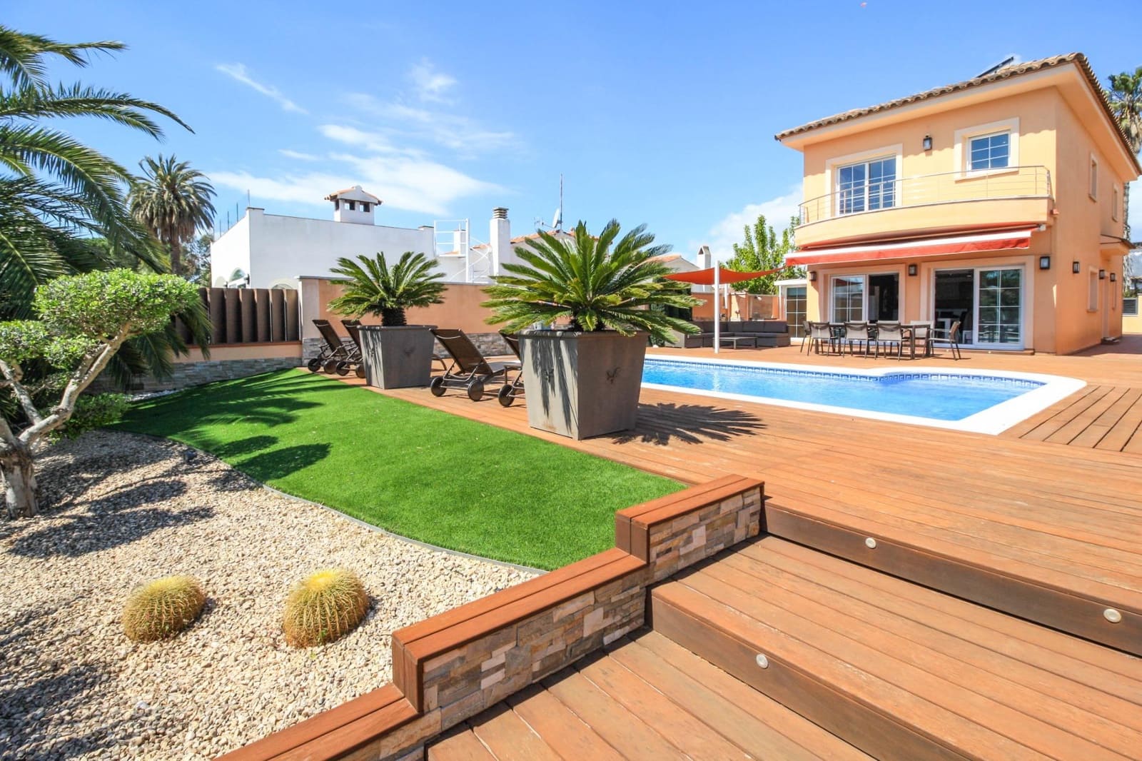 Chalet de 4 habitaciones en Empuriabrava en venta con piscina garaje - 1.295.000 € (Ref: 9551303)