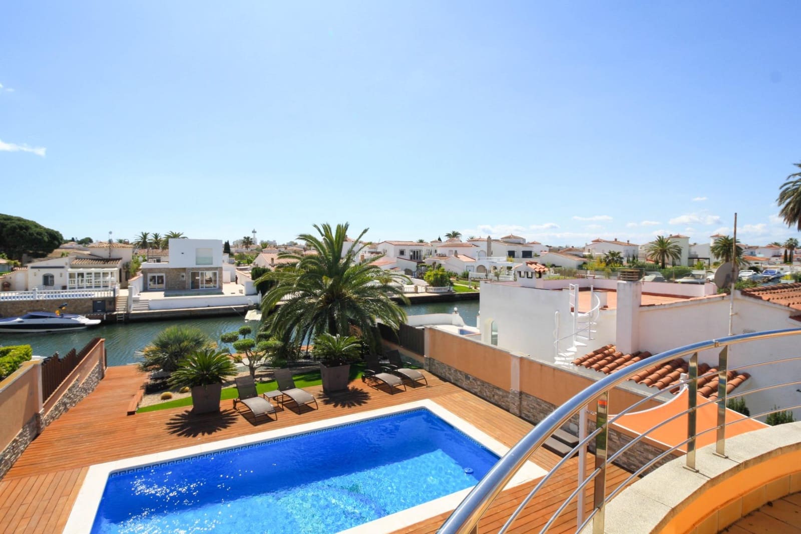Chalet de 4 habitaciones en Empuriabrava en venta con piscina garaje - 1.295.000 € (Ref: 9551303)