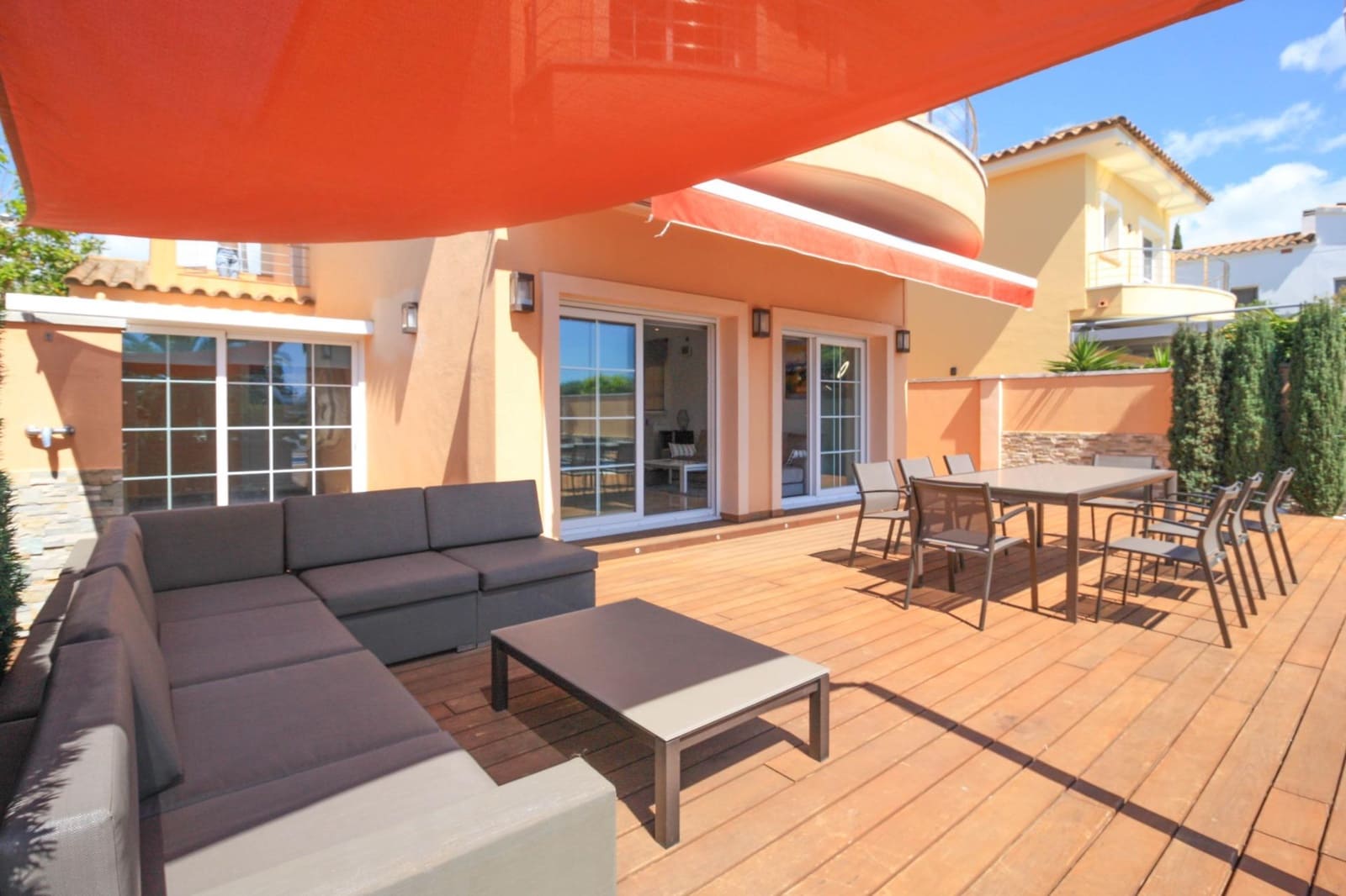 Chalet de 4 habitaciones en Empuriabrava en venta con piscina garaje - 1.295.000 € (Ref: 9551303)