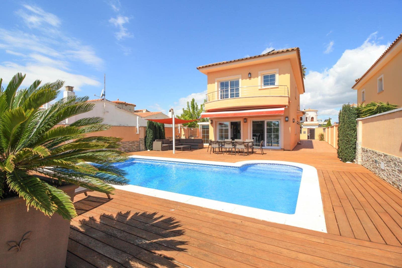 Chalet de 4 habitaciones en Empuriabrava en venta con piscina garaje - 1.295.000 € (Ref: 9551303)