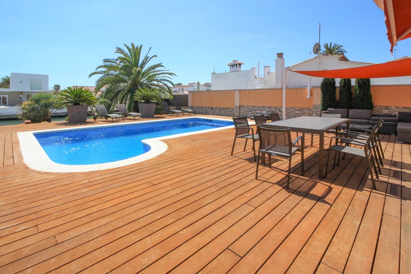 Chalet de 4 habitaciones en Empuriabrava en venta con piscina garaje - 1.295.000 € (Ref: 9551303)