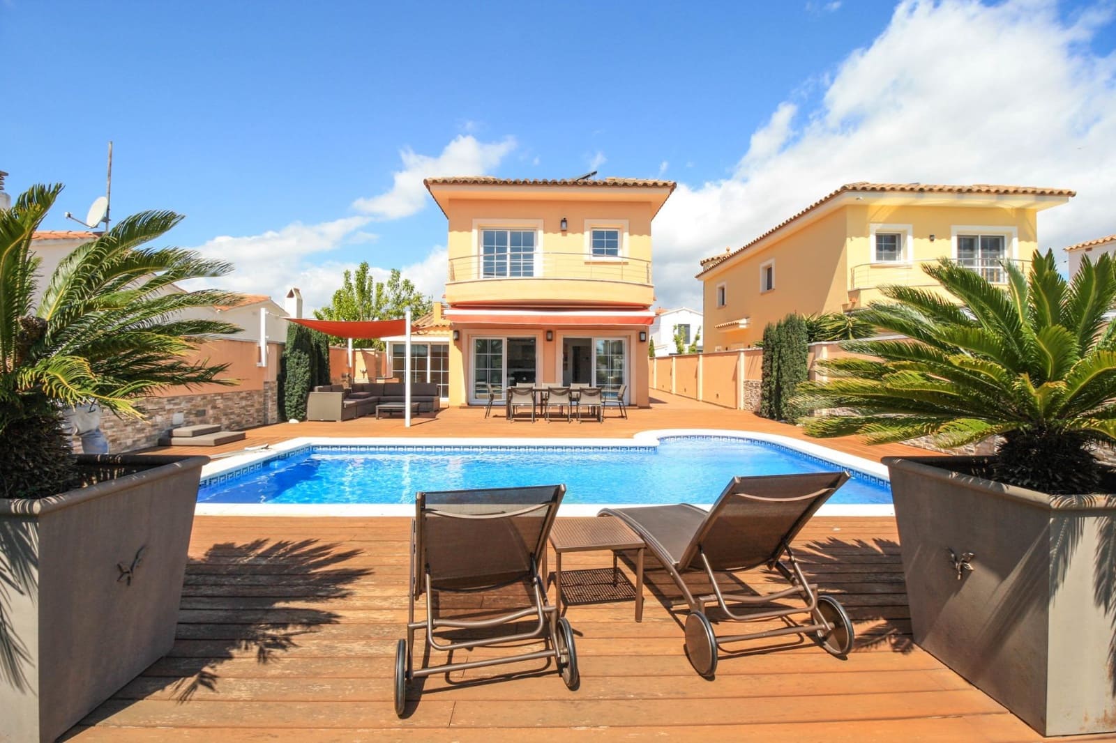 Chalet de 4 habitaciones en Empuriabrava en venta con piscina garaje - 1.295.000 € (Ref: 9551303)