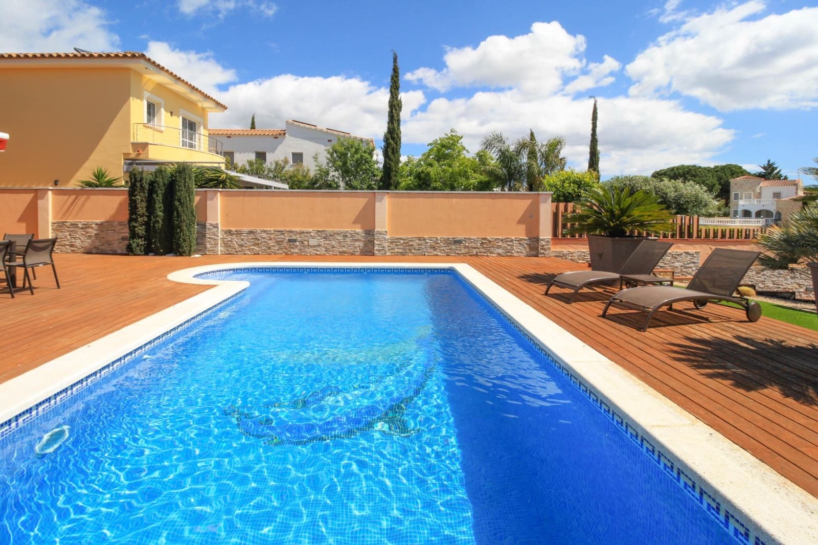 Chalet de 4 habitaciones en Empuriabrava en venta con piscina garaje - 1.295.000 € (Ref: 9551303)
