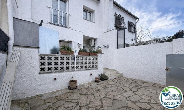 2 soveværelse Rækkehus til salg i Empuriabrava med swimmingpool - € 179.000 (Ref: 9596042)