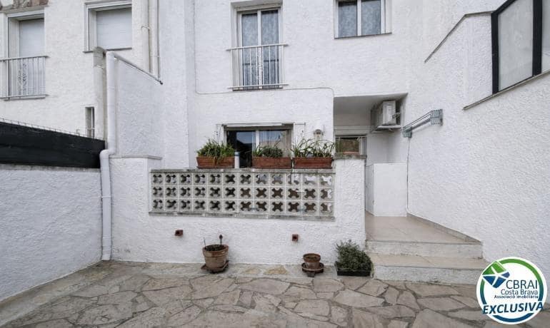 2 soveværelse Rækkehus til salg i Empuriabrava med swimmingpool - € 179.000 (Ref: 9596042)
