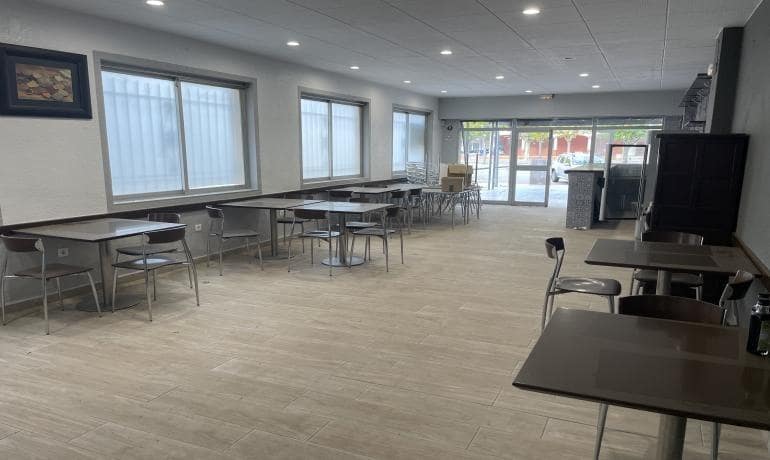 Kaupallinen myytävänä paikassa Empuriabrava - 180 000 € (Ref: 9625477)