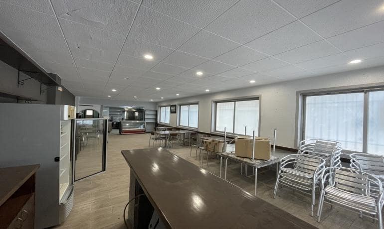 Kaupallinen myytävänä paikassa Empuriabrava - 180 000 € (Ref: 9625477)