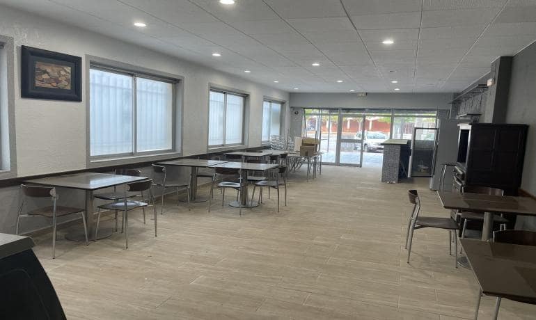 Kaupallinen myytävänä paikassa Empuriabrava - 180 000 € (Ref: 9625477)