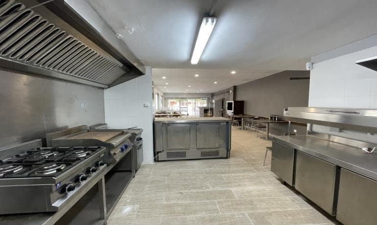 Kaupallinen myytävänä paikassa Empuriabrava - 180 000 € (Ref: 9625477)