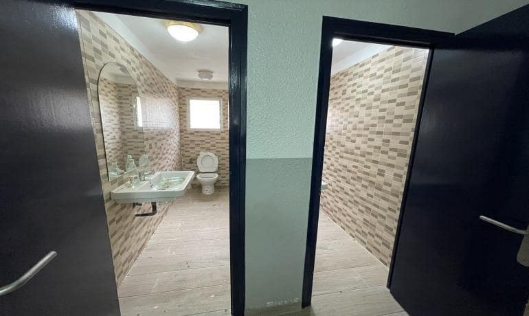 Kaupallinen myytävänä paikassa Empuriabrava - 180 000 € (Ref: 9625477)