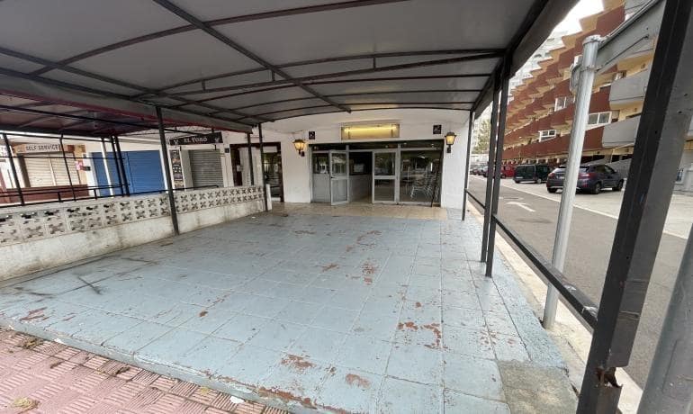 Kaupallinen myytävänä paikassa Empuriabrava - 180 000 € (Ref: 9625477)