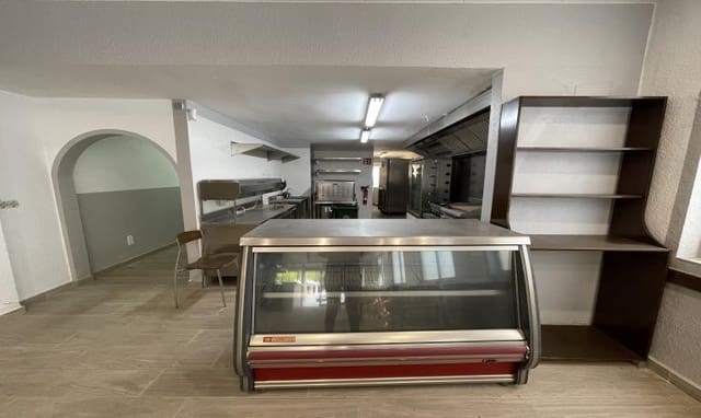 Kaupallinen myytävänä paikassa Empuriabrava, Castelló d'Empúries - 180 000 € (Ref: 9625477)