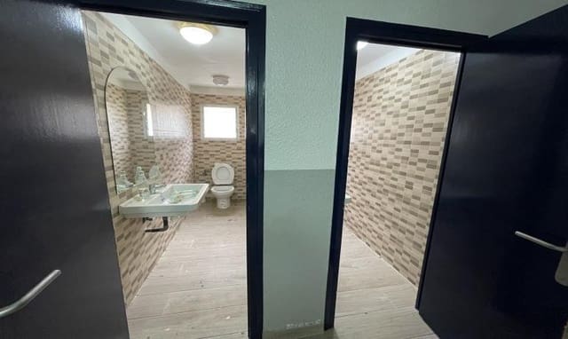 Kaupallinen myytävänä paikassa Empuriabrava, Castelló d'Empúries - 180 000 € (Ref: 9625477)