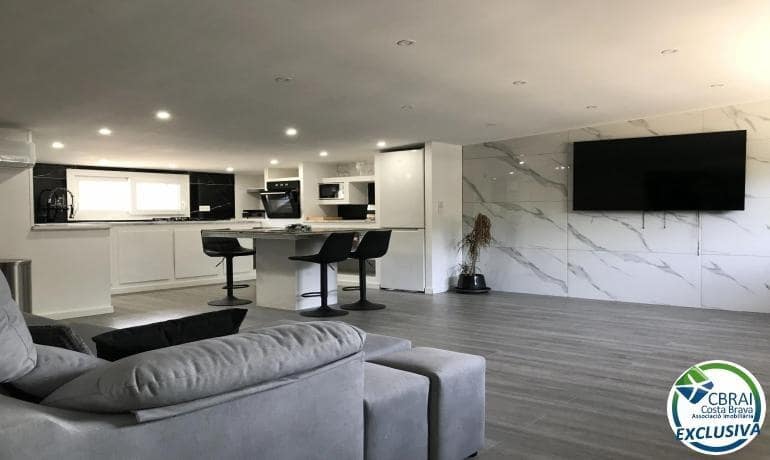 1 bedroom Commercial for sale in Roses - € 160,000 (Ref: 9644940)