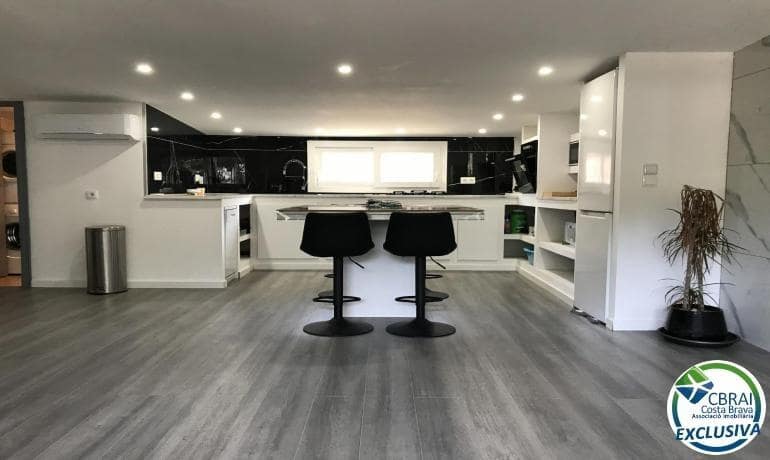 1 bedroom Commercial for sale in Roses - € 160,000 (Ref: 9644940)