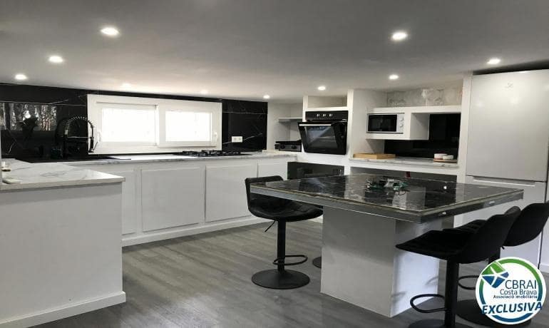 1 bedroom Commercial for sale in Roses - € 160,000 (Ref: 9644940)