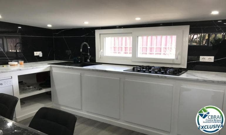 1 bedroom Commercial for sale in Roses - € 160,000 (Ref: 9644940)