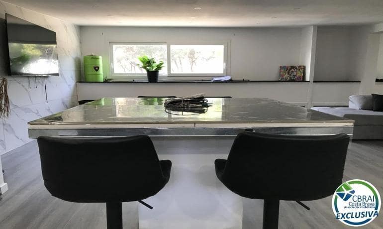 1 bedroom Commercial for sale in Roses - € 160,000 (Ref: 9644940)