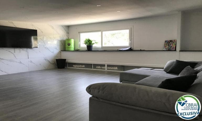 1 bedroom Commercial for sale in Roses - € 160,000 (Ref: 9644940)