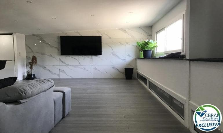 1 bedroom Commercial for sale in Roses - € 160,000 (Ref: 9644940)