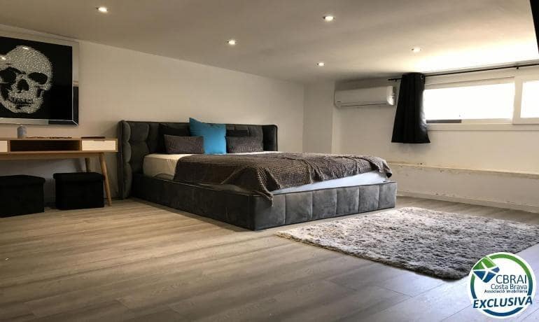 1 bedroom Commercial for sale in Roses - € 160,000 (Ref: 9644940)