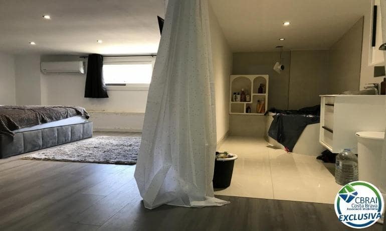 1 bedroom Commercial for sale in Roses - € 160,000 (Ref: 9644940)