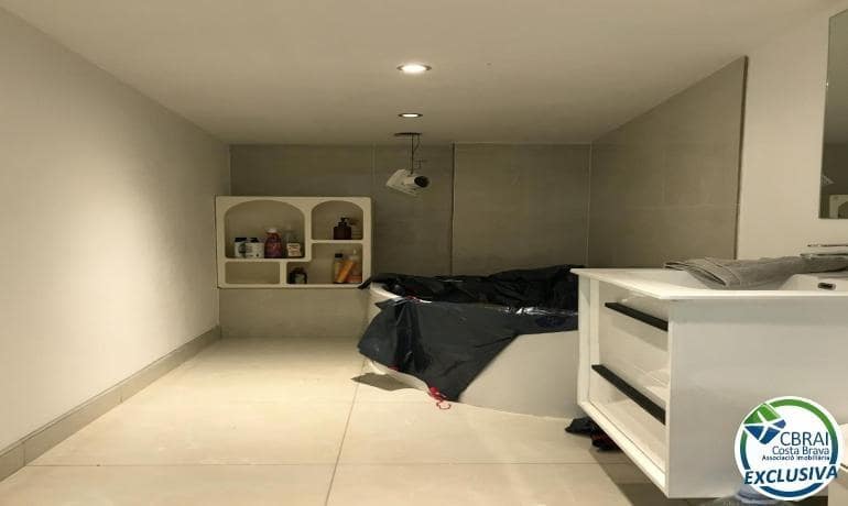 1 bedroom Commercial for sale in Roses - € 160,000 (Ref: 9644940)