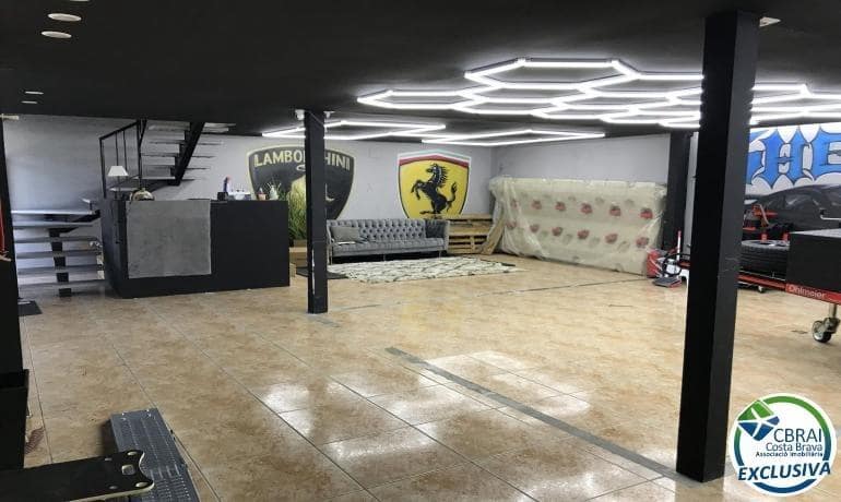 1 bedroom Commercial for sale in Roses - € 160,000 (Ref: 9644940)