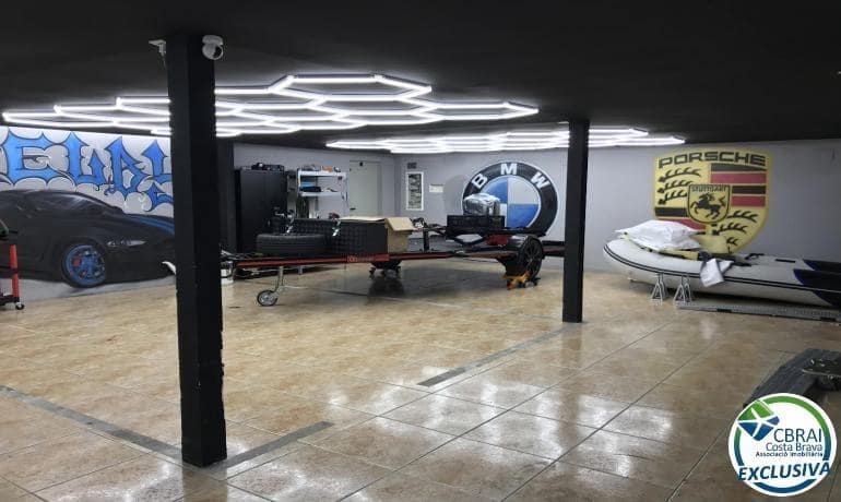 1 bedroom Commercial for sale in Roses - € 160,000 (Ref: 9644940)