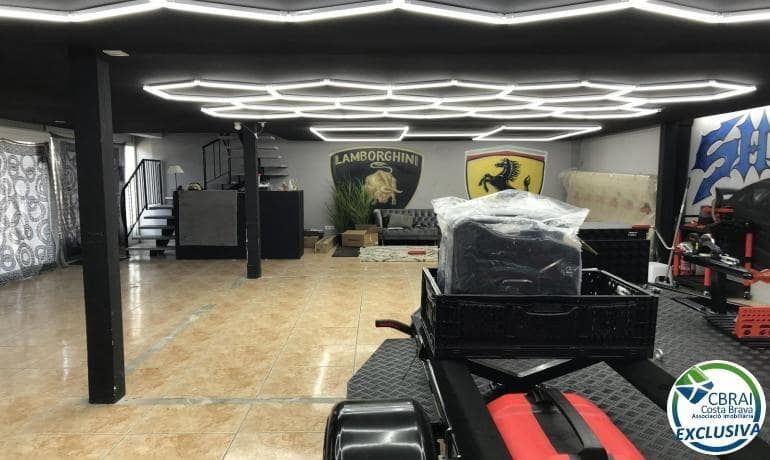 1 bedroom Commercial for sale in Roses - € 160,000 (Ref: 9644940)