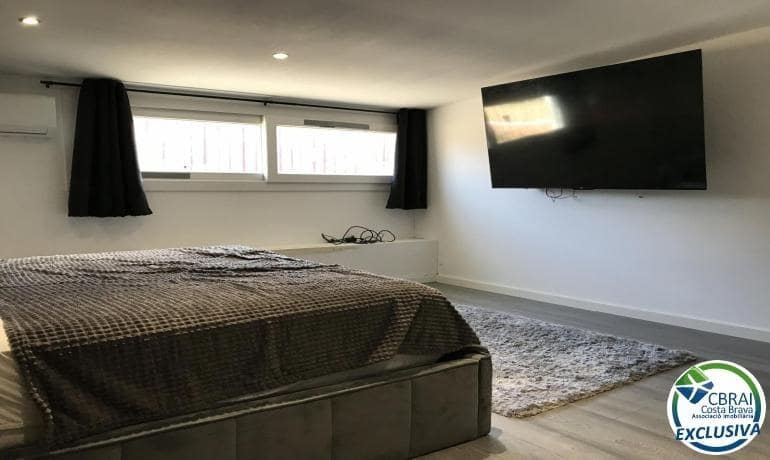 1 bedroom Commercial for sale in Roses - € 160,000 (Ref: 9644940)