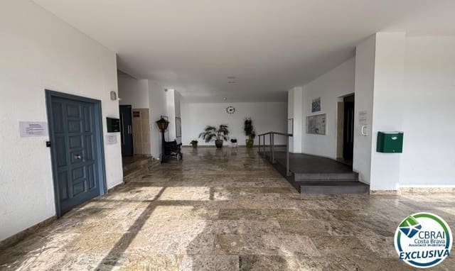 Studio for sale in Roses with pool - € 85,000 (Ref: 9661925)